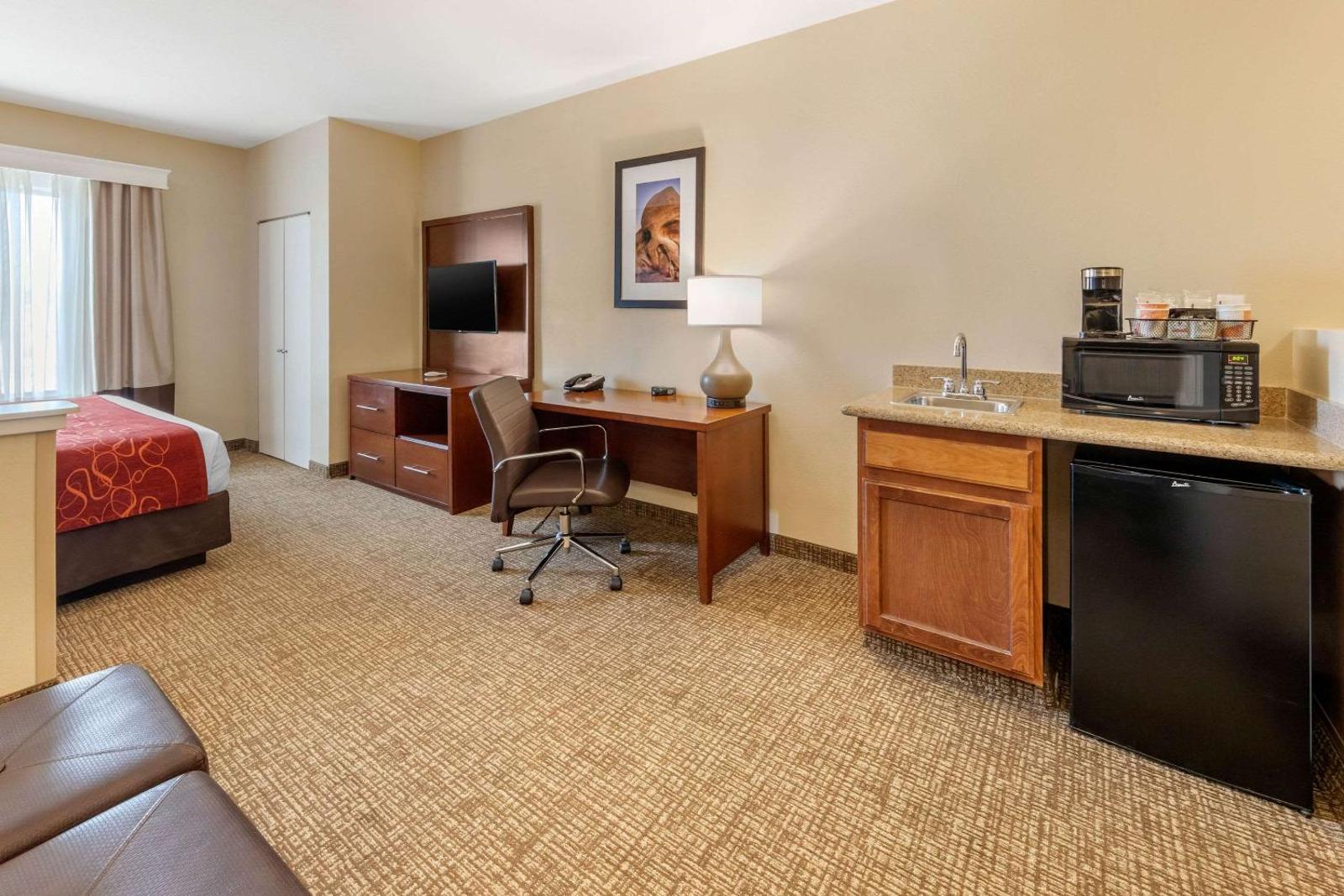 Comfort Suites Barstow near I-15 Main image 1